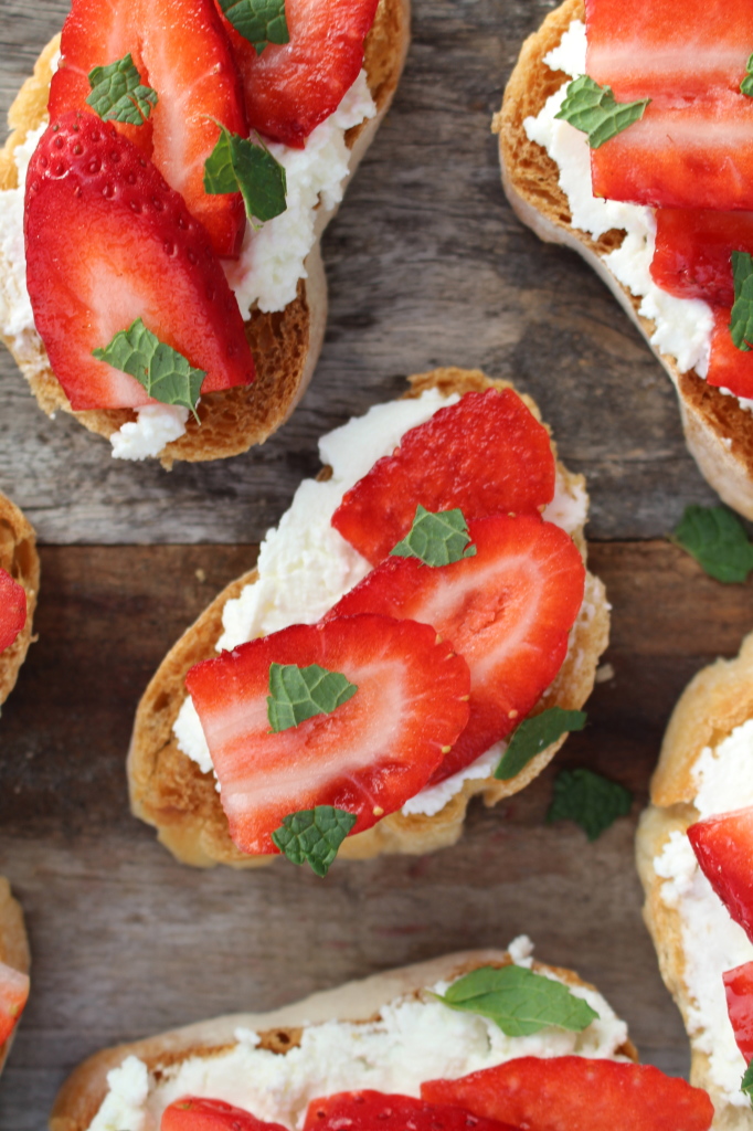 Strawberry and Goat Cheese Crostini - The Preppy Hostess